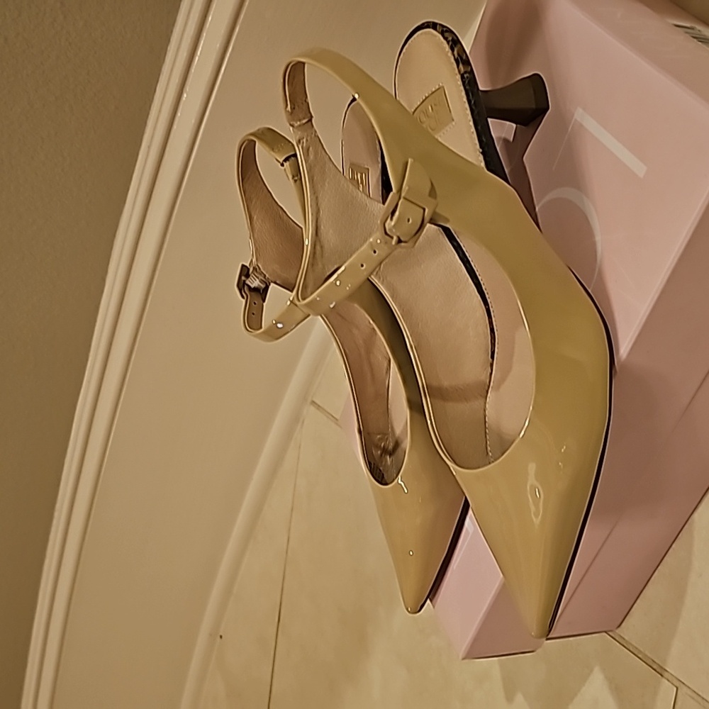 8.5 Louis etCIE Patent Leather Kitten Heel Slings